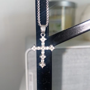 Kors halsband - Knappt användt så inga tecken på användning, i rostfritt stål❤️Säljer för att jag har ett annat❤️