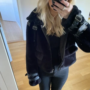 Jacka  - Perfekt jacka nu till vintern. Säljs eftersom den tycärr inte kommit  till användning☺️ märke: utgången kollektion från nakd 