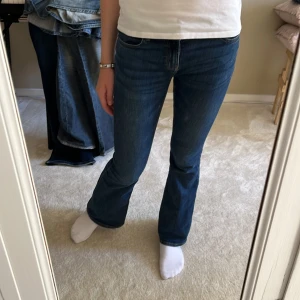 Mörka jeans - Jeans från Lindex, skitnygga men för korta nu… använda ca 5 gånger men används inte längre🥹 innerbenslängd typ 76 cm. Köpta för 400, 