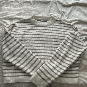 Stickad tröja - Super mysig till hösten och vintern. Lite nopprig så säljer ganska billigt. 