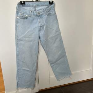 Ljusa jeans w 27 avklippta, har använts av kille 165-170 cm. 