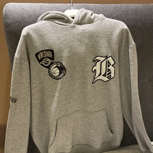 Fet hoodie - Riktigt skön hoodie inför vintern, använd 1 gång, Storlek S men är oversized modell så passar även M.