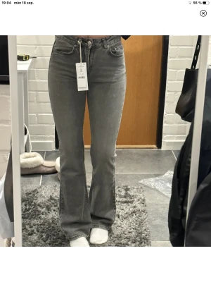 Grå utsvängda jeans  - Grå utsvängda jeans☺️säljer pågrund av förstora o för långa 