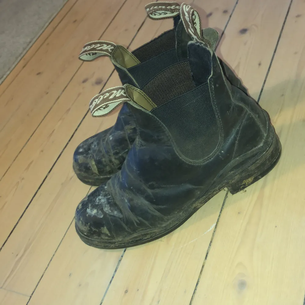 Ett par jätte fina rid skor med stålhätta,det används inte längre för dem blev för små för mig! OBS! Det tvättas noga innan köp! . Skor.