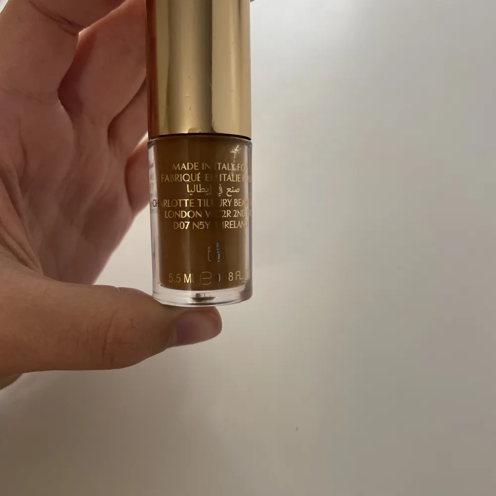 Säljer min mini flawless filter från ct då den inte kommer till användning. Färgen är 6,5 deep och passar perfekt som en bronzer, bronzing drops eller foundation/ primer. Produkten innehåller 5,5 ml. Skönhet.