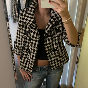 Trekvartsärmad jacka - Säljer denna så snygga trekvartsärmade jackan/kappan💕 så perfekt till hösten!! 