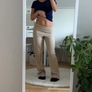 Mjukisbyxor  - Beigea mjukisbyxor, super sköna och sällan använda. Bra skick.