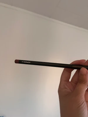 MAC Spice lip liner  - Lip liner från MAC i färgen Spice Endast testad en gång men nyvässad o rengjord 