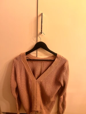 Stickad tröja - V-ringad stickad tröja. Är en L men passar bra på mig som är en S
