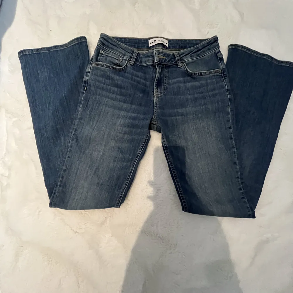 säljer dessa assnygga jeans från Zara som är lågmidjade och använda en gång💞storlek 38 men passar som 36. Jeans & Byxor.