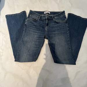 säljer dessa assnygga jeans från Zara som är lågmidjade och använda en gång💞storlek 38 men passar som 36