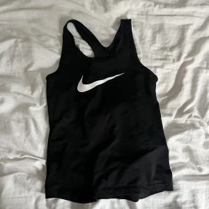 Nike linne - Träningslinne från Nike, står att det är en storlek M men skulle säga att den är mer som en S. Några sprickor i Nikemärket, men inget som syns tydligt. 🖤