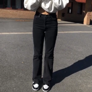 Levi’s jeans - Säljer ett par jättesnygga svarta Levi’s jeans till ett bra pris❤️tycker att storlekarna är svåra men passar xs-m, skriv privat vid frågor❤️