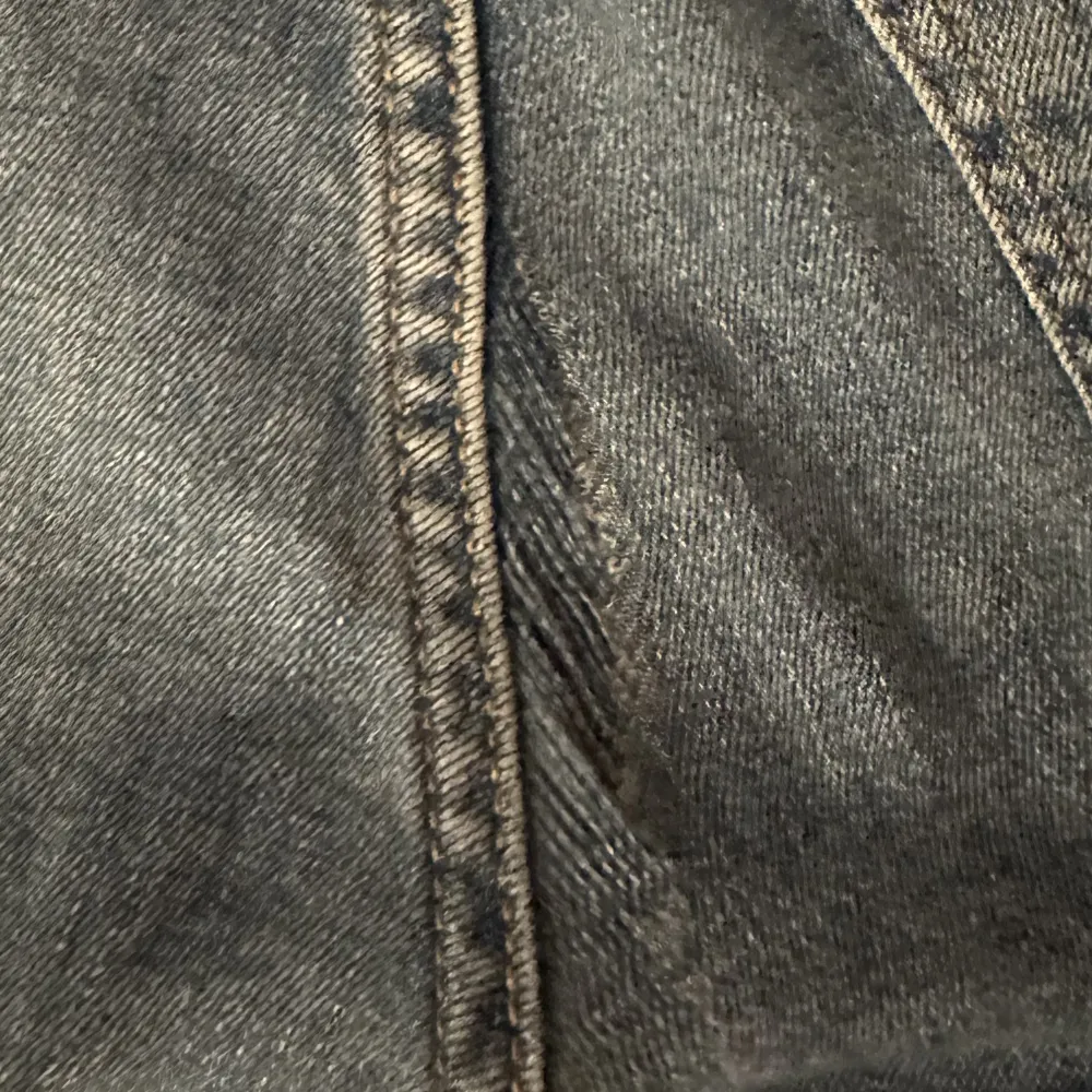 Low waist jeans, köpta för 500! Litet hål som går att sy vid rumpan men inga andra problem. Jeans & Byxor.