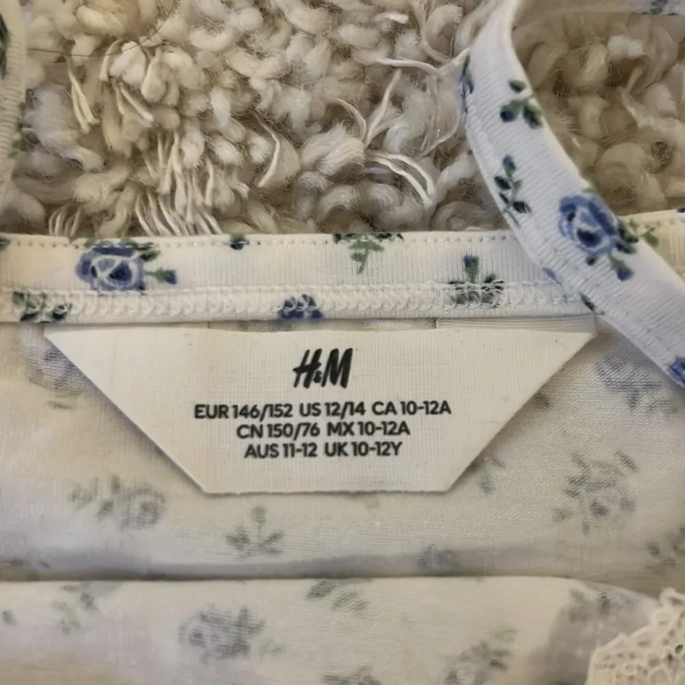 Blommigt linne med spets!💙🤍 Från H&M i storlek 146-152. T-shirts.