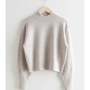 Stickad tröja - Säljer denna stickade beiga tröjan från &otherstories. Den är beige och i ganska bra skick. Strl xs men passar även s💕nypris är 490