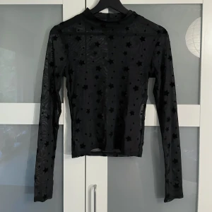 Meshtopp - Svart meshtopp med stjärnor. Perfekt till temafester!! 3 FÖR 2 på min sida!!