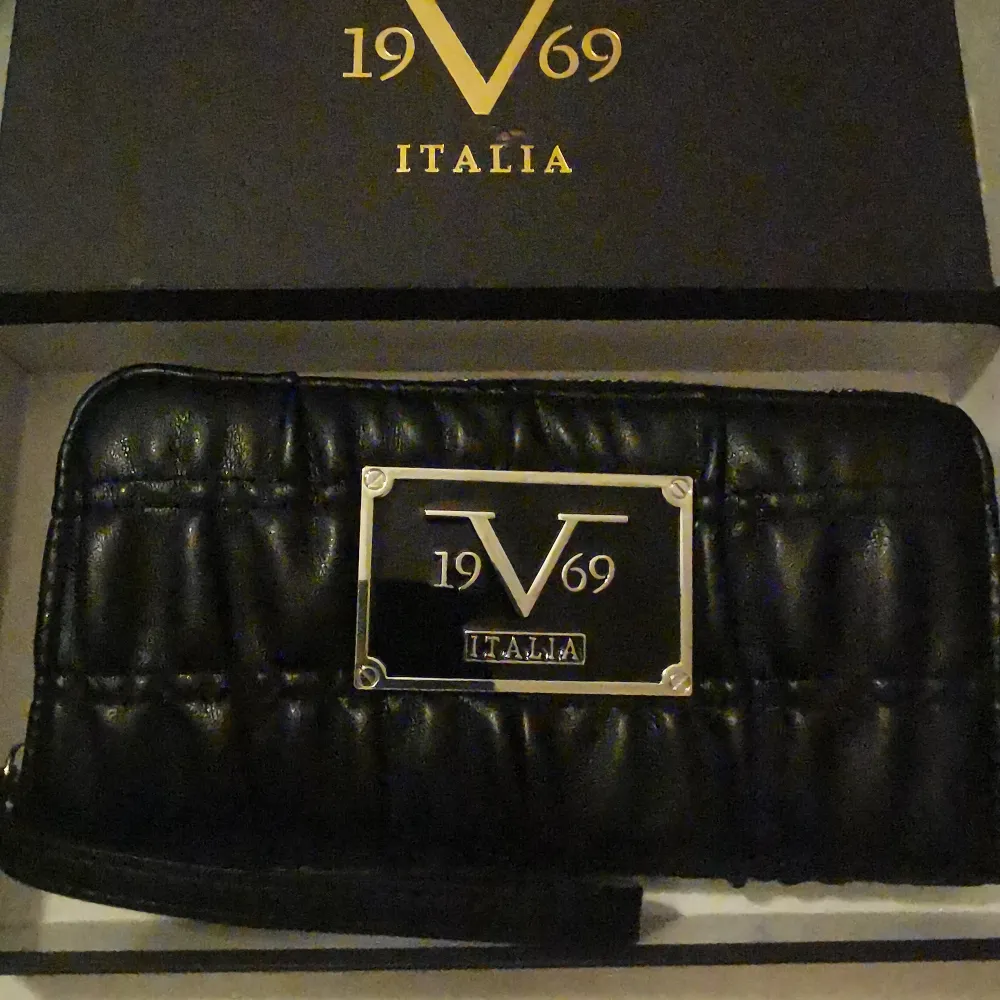 Plånbok från Versace 19V69. Kvittot finns tyvärr inte kvar. Hämtas i Västerås eller skickas mot fraktkostnad 65:- spårbart. . Övrigt.