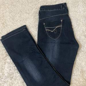 Sååå snygga vintage armani jeans i storlek 31. 🥹 fint använt skick! Slitningar förekommer på märket där bak (se bild 2)