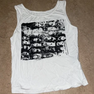 Linne - Croppat linne med tryck, ganska kort så om man gillar det tycker jag denna passar, den sitter verkligen tajt! Aldrig använd Storlek :M