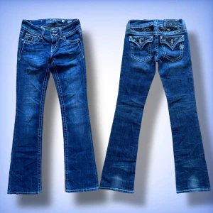 Miss me Jeans - Ett par fina unika miss me jeans med speciella och detaljerade bakfickor☺️ Dem har inte defekter och är i ett jätte fint skick! Hör av dig om du har fler frågor! 