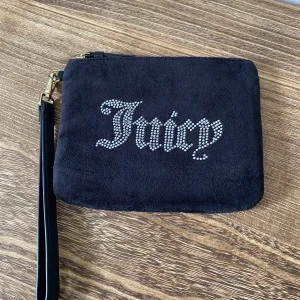 Juicy Couture plånbok  - Plånbok/clutch från juicy couture, knappt använd 
