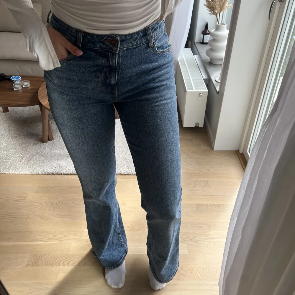 Mörkblå tvätt. Bootcut modell. har ett litet hål vid sidan (se bild 3) jag är 172cm💞. Jeans & Byxor.