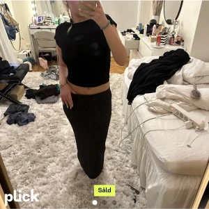 Svart kjol  - Svart kjol, köpt här på plick💘 Lånade bilder 