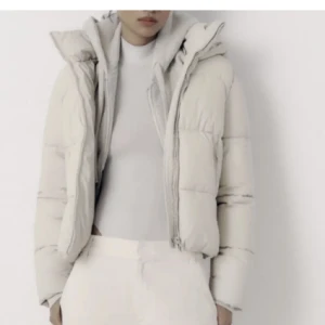 Pufferjacka  - Säljer denna cream puffer jackan från zara, helt slutsåld överallt. Endast använd en gång och perfekt nu inför det kallare vädret. Skriv privat för bilder på jackan!🥰