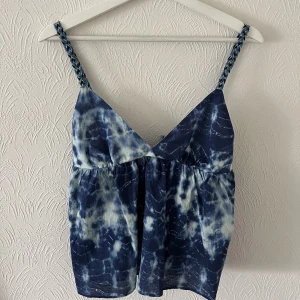 Blå topp - Säljer denna toppen jag köpte från Zara i somras! Den är i nyskick och har inga defekter. Jag säljer den för jag skulle behövt en annan storlek. Skriv om du har några frågor🫶💞