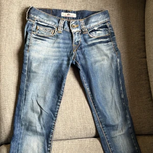 Low waist Jeans blåa - Bra skick, inte använda pågrund av försmå jättefina annars.