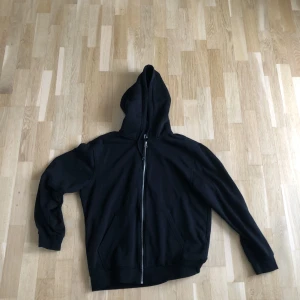 Weekday zip up hoodie - Skick:10/10 oanvänd Strl:S Pris:250