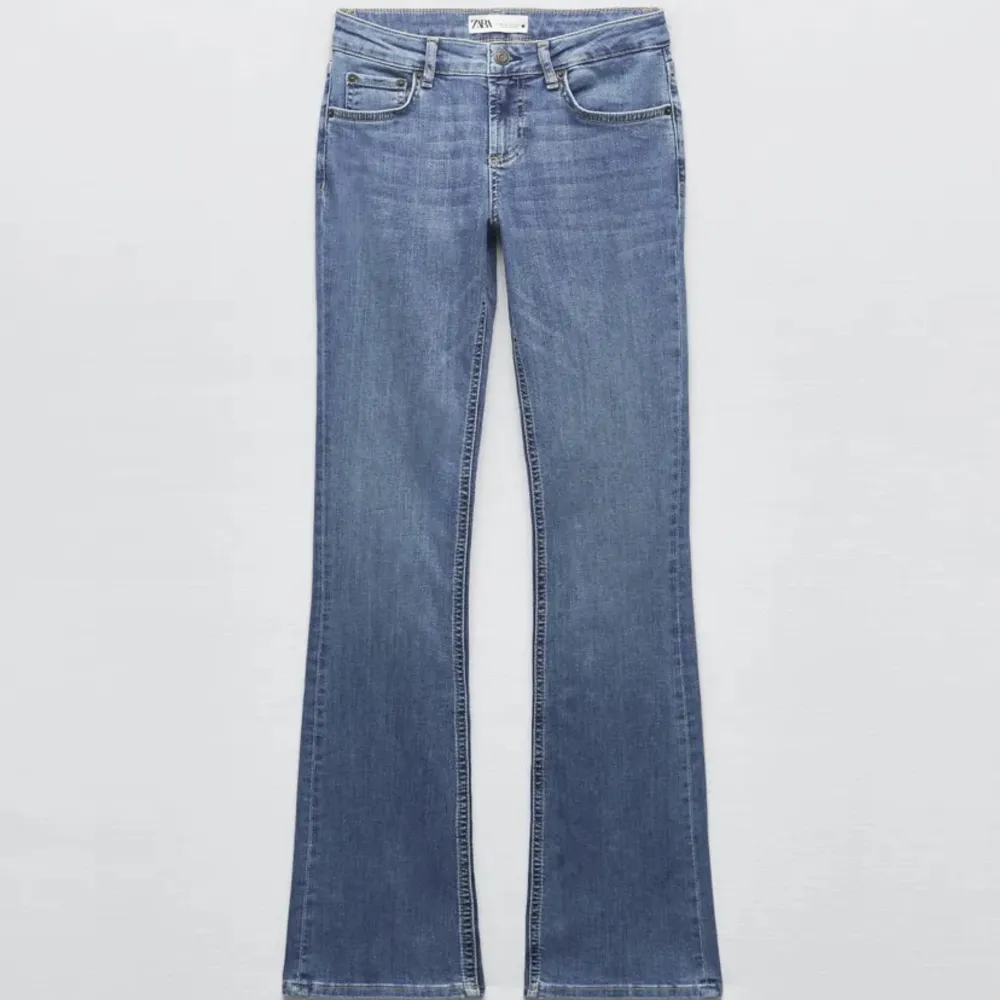 Säljer low rise jeans från zara i storlek 32, Nyskick då de knappt är använda!. Jeans & Byxor.