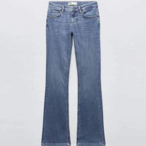 Säljer low rise jeans från zara i storlek 32, Nyskick då de knappt är använda!
