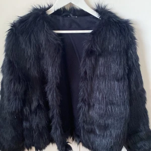 Pälsjacka - Jättefin svart pälsjacka använd få gånger jättebra skick❤️