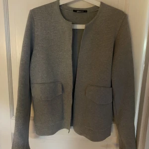 Jacka Gina  - Fin jacka liknade kofta från Gina tricot, tjockt material perfekt till hösten🍂 