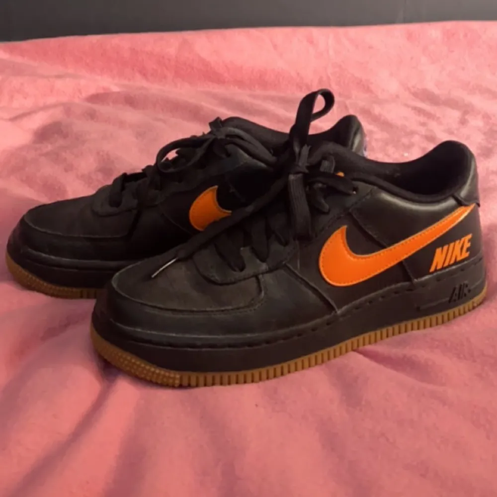 Säljer dessa Nike Air Force i svart och orange, dom är nästan aldrig använda💓. Skor.