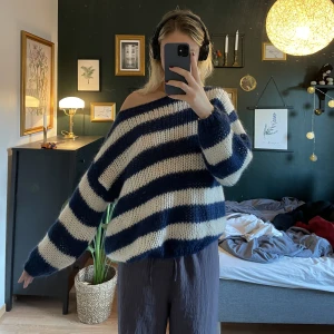 Stickad - Så fin stickad tröja från Design by Si. Har gått upp lite längst ner men är jättelätt att laga för den som orkar.