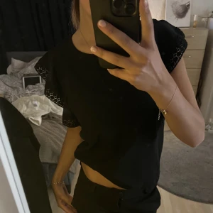 Tröja - En supergullig tröja från H&M aldrig använd, volanger på axlarna💗 150kr +frakten💗