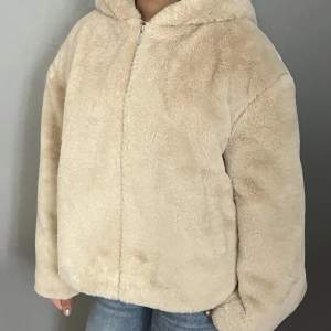 Mysig & snygg höst/vinter jacka från Zara! Jackan är i väldigt bra skick då den enbart är använd fåtal gånger. 