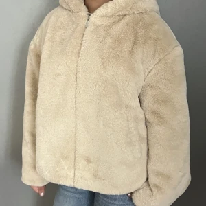 Mysig jacka  - Mysig & snygg höst/vinter jacka från Zara! Jackan är i väldigt bra skick då den enbart är använd fåtal gånger. 