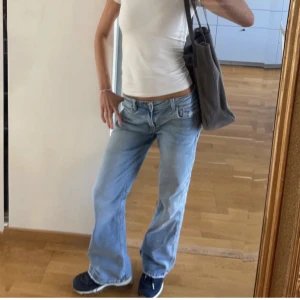 Low waist jeans Young gina - Säljer dessa fina jeans från Young gina. De är Low waist och i mycket bra skick. Säljer då jag har fler liknande.  Skicka för fler bilder!💛