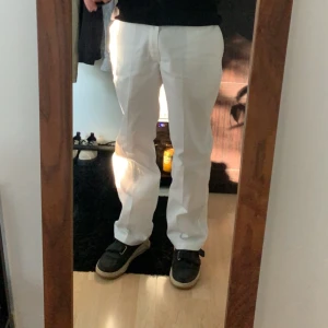 Dickies 874 - Vita raka dickies 874 Original Fit. Lätt använda så lite lätt smutsiga längst ner på ena benet, men syns knappt. Storlek W33/L32