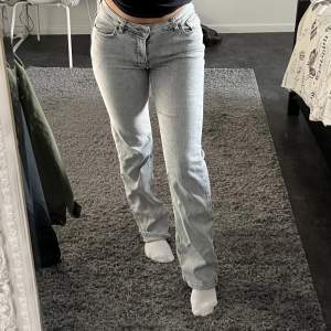 Säljer nu dessa slutsålda jeans från BikBok då dom börjar bli lite för små Storlek: Waist: 25 Lenght: 32 (Jag är 165 cm)