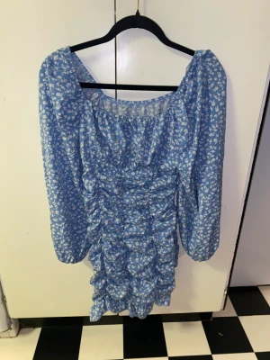 klänning  - supersöt klänning med blommigt mönster! den sitter otroligt fint på å har många fina detaljer 