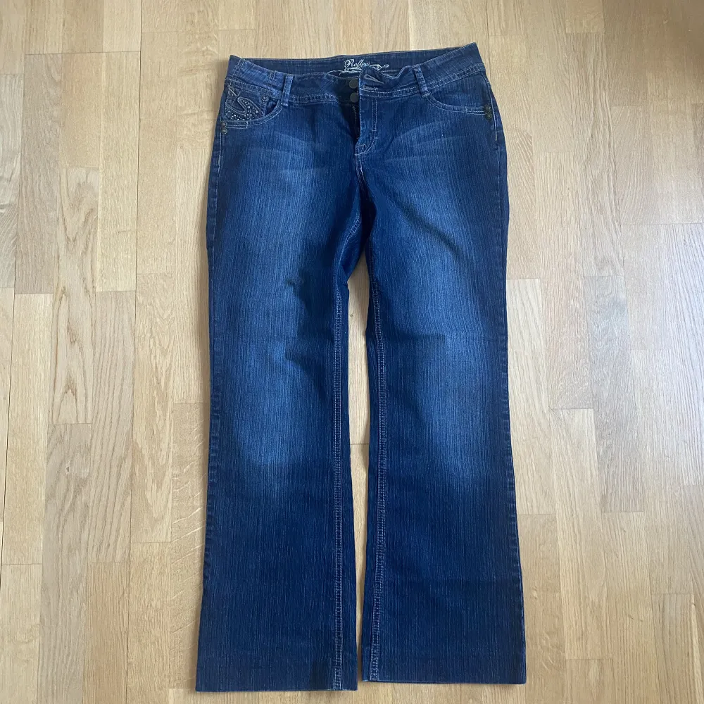 Sjukt snygga. Några stenar har fallit av fickorna baktill men det märks knappt! Strl S, jag är 161. Midja 39 cm, innerben 70 cm. 400kr + frakt, använd gäran köp nu!. Jeans & Byxor.