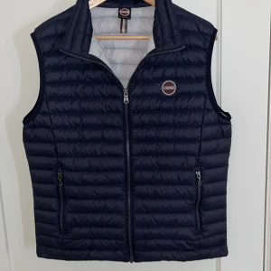 Colmar väst  - Colmar väst i marinblå färg Använd 3 gånger och är i nyskick Köpt på colmars hemsida Nypris: 2800 : Mitt pris 1899