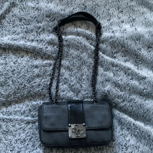 Guess väska  - har knappast använt denna, köpt 2019,dm för mer bilder