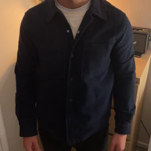 kappa  - Mörkblå kort kappa från These Glory Days. Inte kommit till så mycket användning därav i bra skick.   Storlek S 