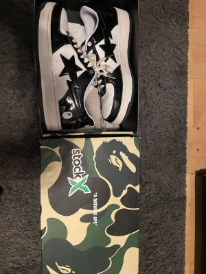 A bathing ape sneakers  - Bapesta säljer billigt för vill köpa moppe. nypris ca 6.000 sek använda runt 5 gånger